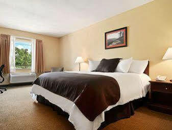 Super 8 Monterey Hotel Bagian luar foto