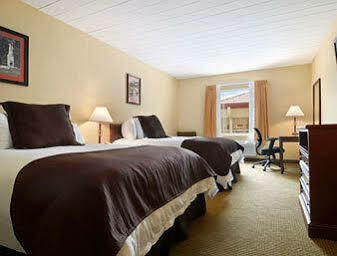 Super 8 Monterey Hotel Bagian luar foto
